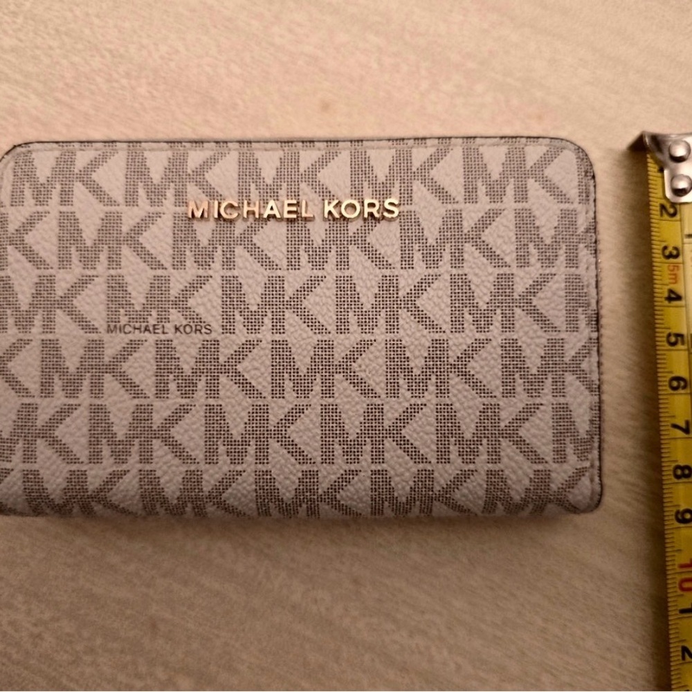 Michael Kors Monogram Wallet EUC - Picture 7 of 7